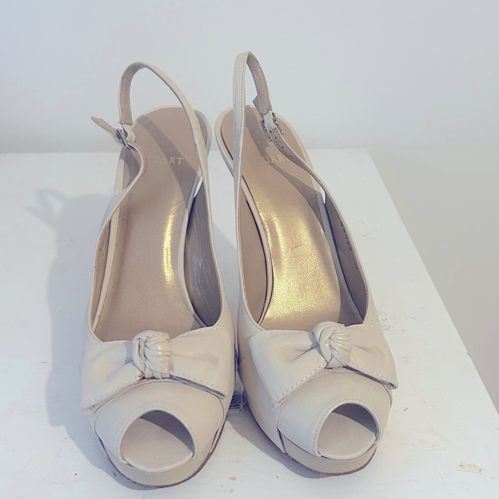 White bow Size nine Stuart women’s heels 🎀